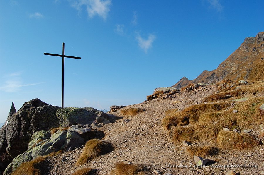 06 Croce al passo Mezzeno.JPG